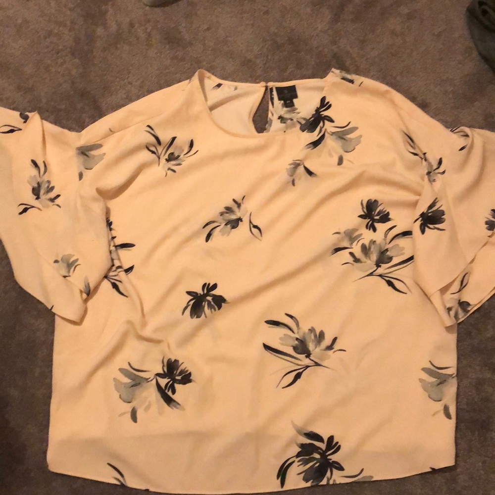 Blouse with ruffled wide sleeve